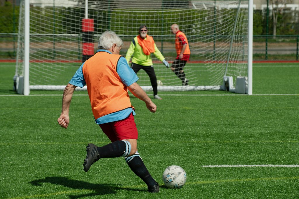 Idosos jogando futebol
